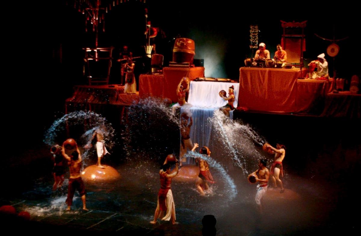 Tâm măng rvât rvât mpơl, Chum show nkoch tay nău way bên bah nău rêh ma nău ngơi sân khấu