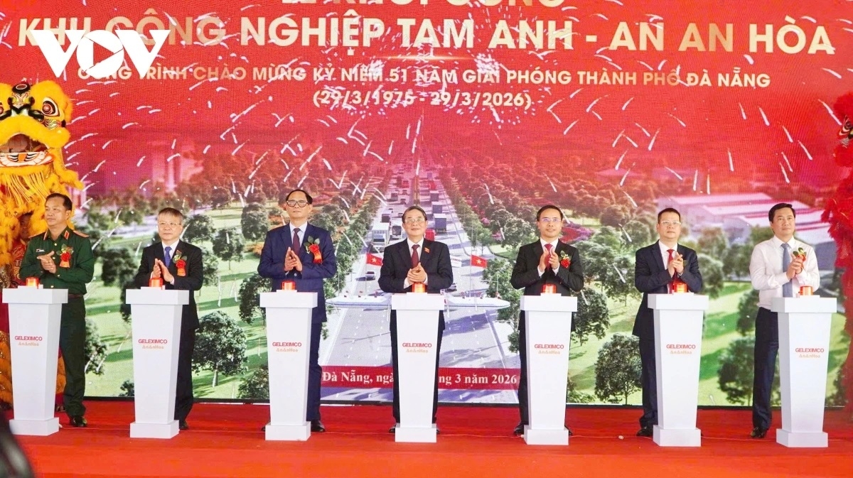 Các Phó Chủ tịch Quốc hội Nguyễn Đức Hải, Trần Quang Phương và các đại biểu ấn nút khởi công dự án