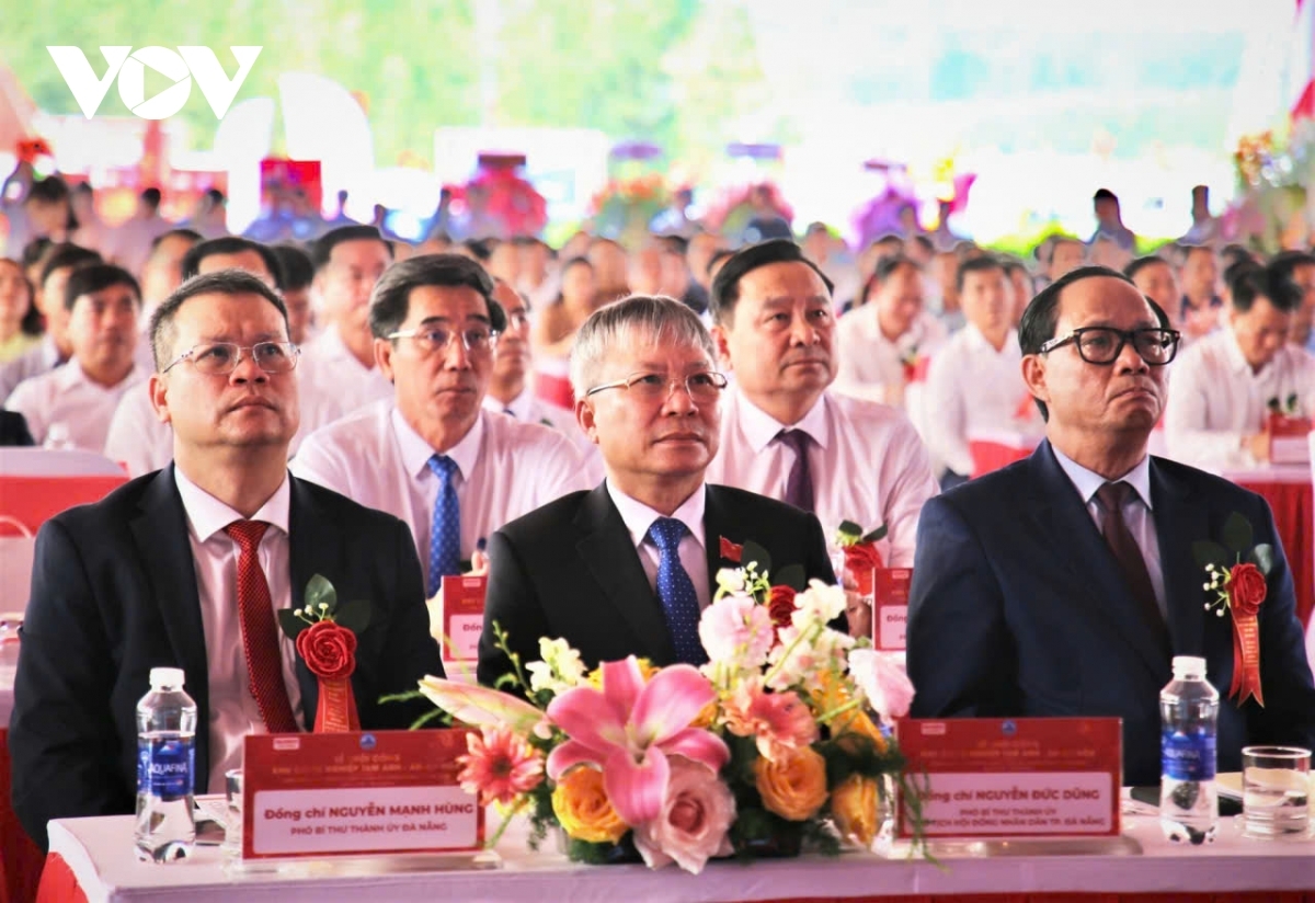 Phó Chủ tịch Quốc hội Trần Quang Phương (hàng đầu bên phải) và các đại biểu dự lễ khởi công