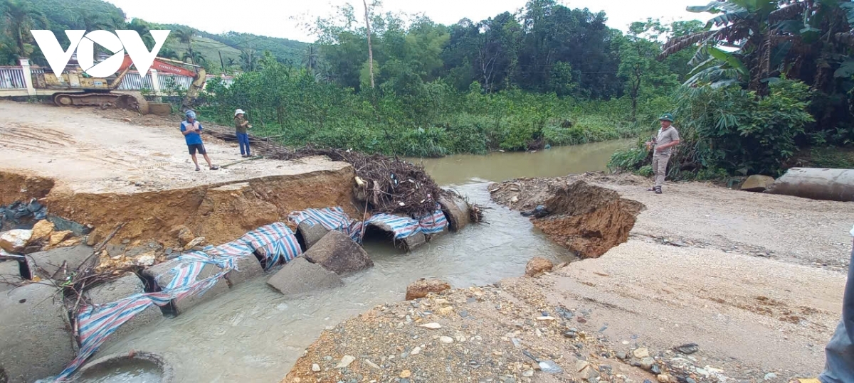 Địa phương huy động máy móc để sớm khắc phục sự cố