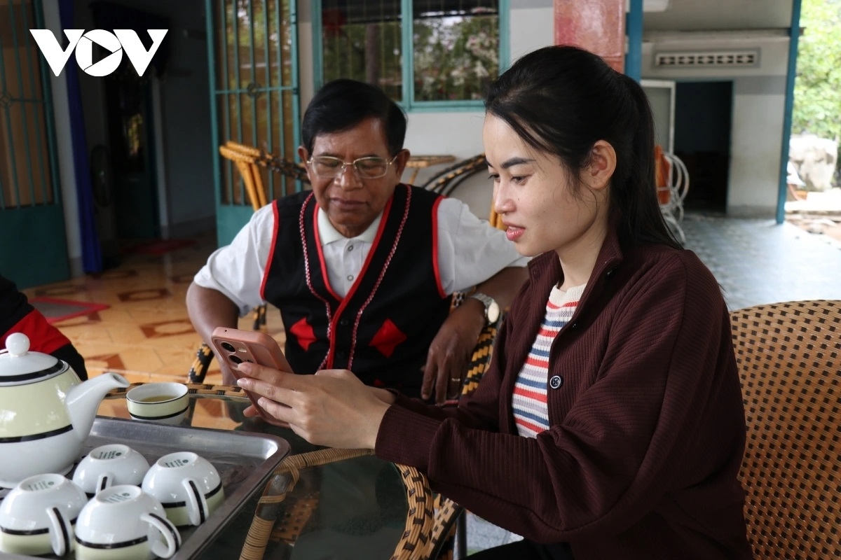 Cán bộ miền núi tỉnh Khánh Hòa đến tận nhà tuyên truyền, vận động người dân tham gia bỏ phiếu