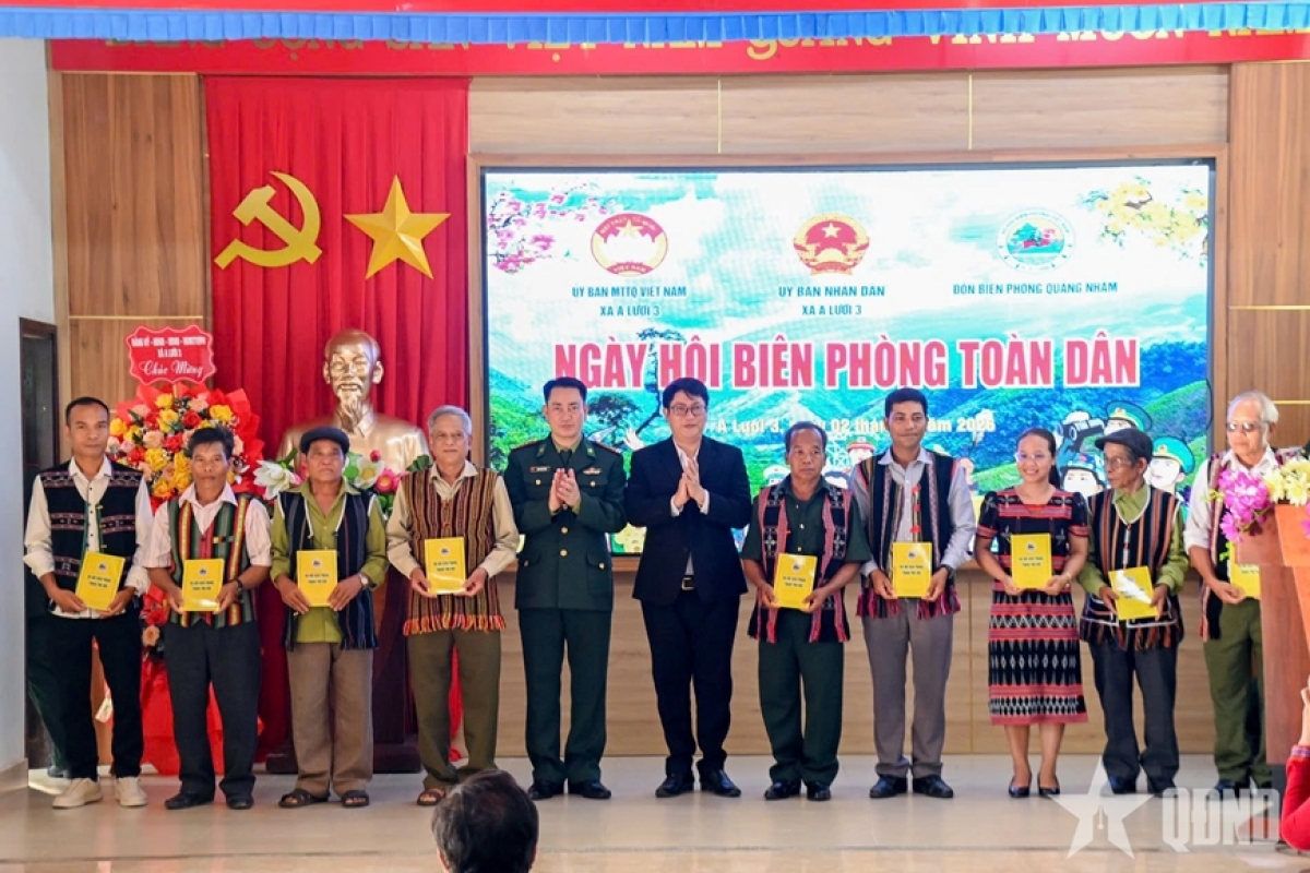 Ban chỉ huy Bộ đội Biên phòng TP Huế tặng quà già làng, người có uy tín trong đồng bào các dân tộc.