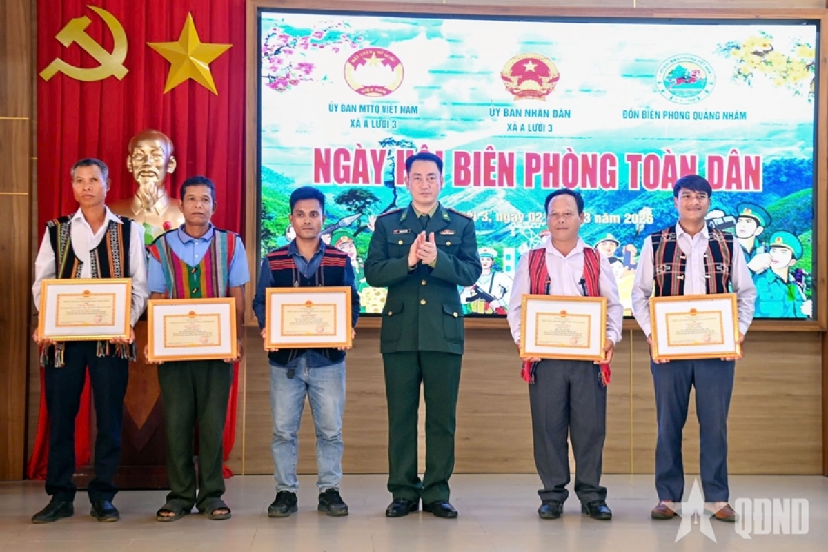 Ban chỉ huy Bộ đội Biên phòng TP Huế tặng giấy khen các tập thể, cá nhân.