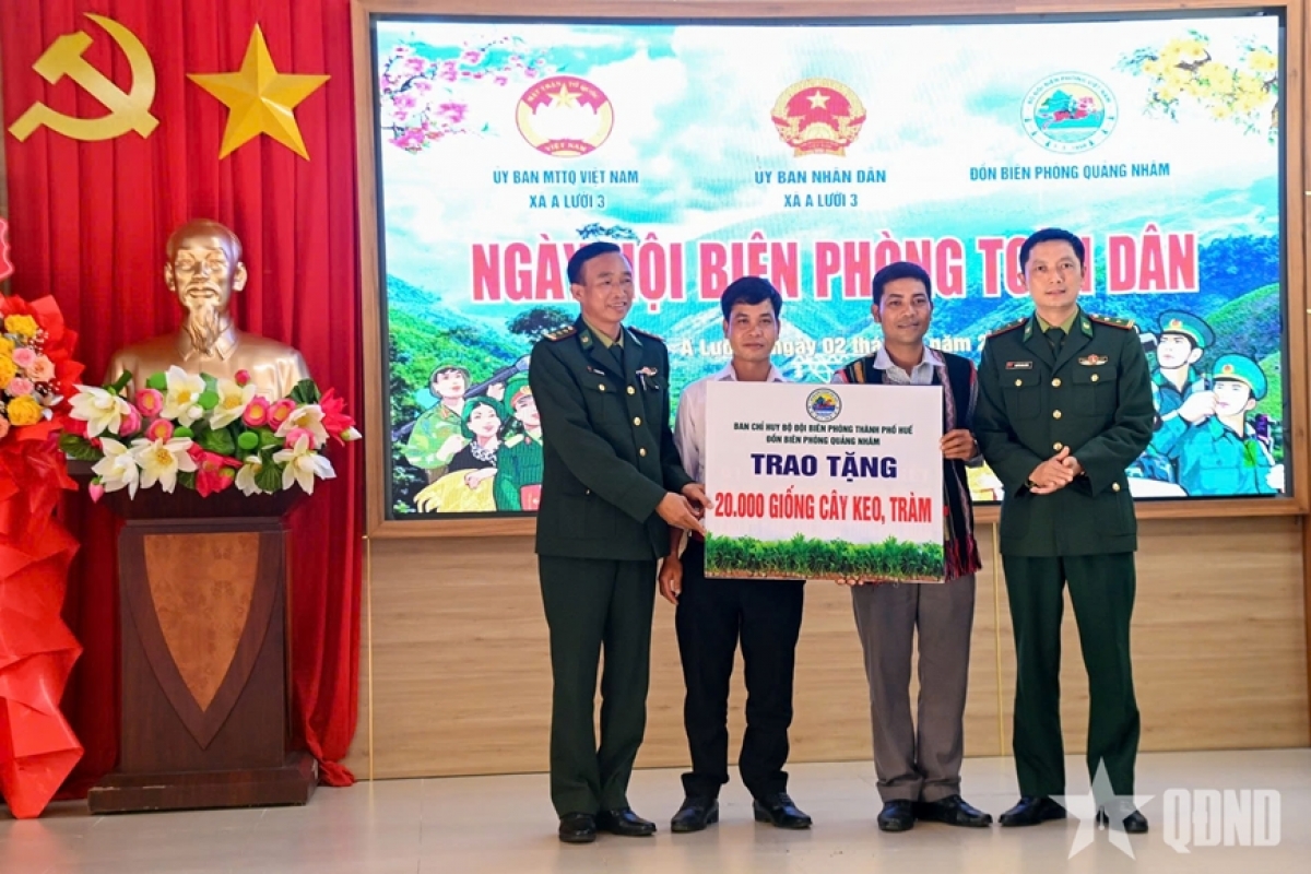 Đồn Biên phòng Quảng Nhâm tặng cây giống cho người dân xã A Lưới 3.
