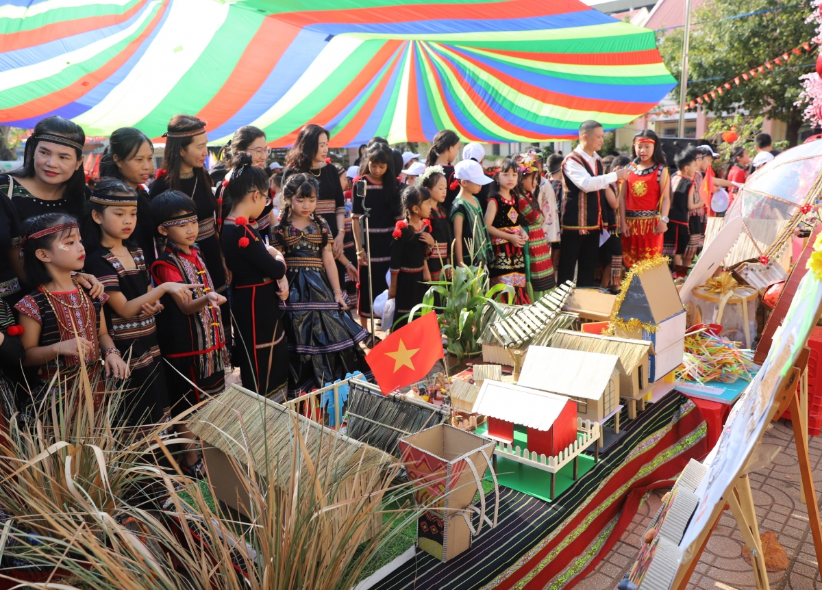 
Ƀrông ƀrang đak kơ-ang lơ̆m tơdrong pơhrăm hơlen joh ayŏ tơ̆ hnam trưng