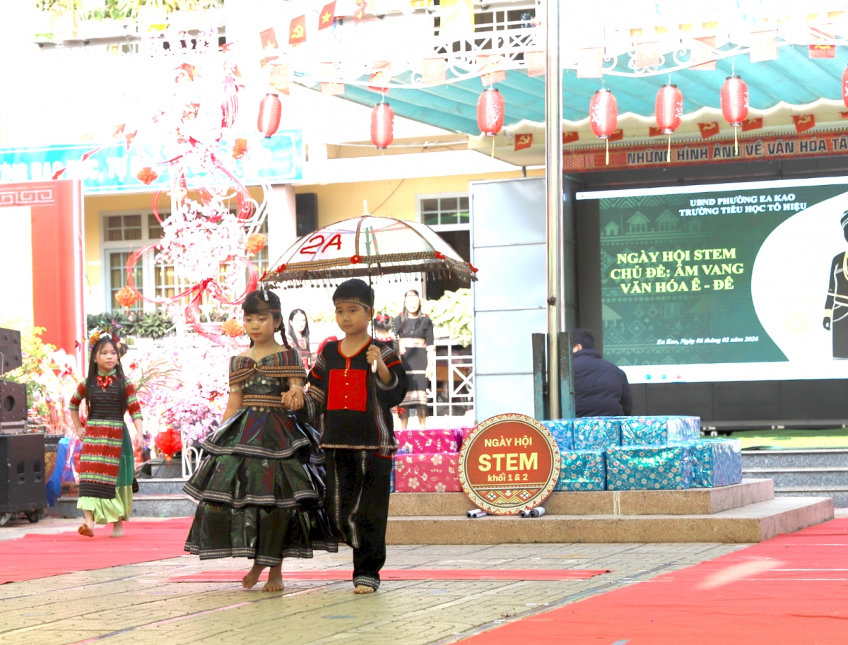 
Kơnòm bơsram ràng tơlik phan soh kòn cau