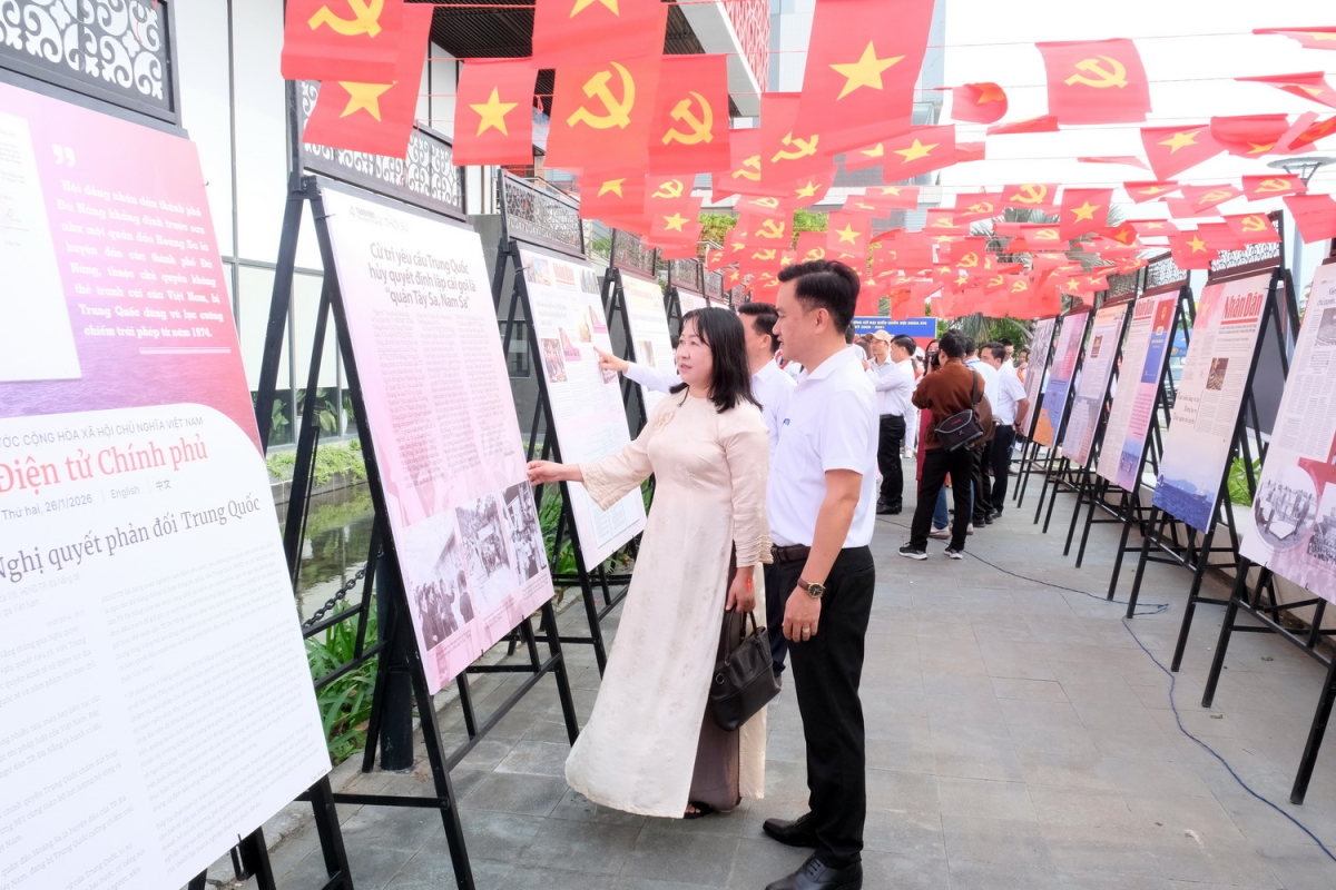 Đông đảo cán bộ, nhân dân đến xem triển lãm