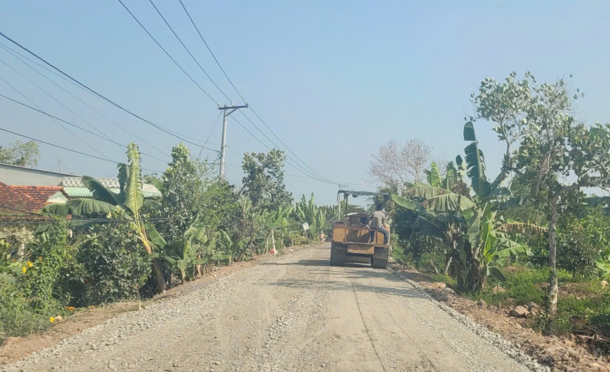 Huyện lộ 76, xã Mỹ Đức Tây, tỉnh Đồng Tháp công trình thi công cầm chừng do khó khăn về nguồn vật liệu và nhiên liệu
