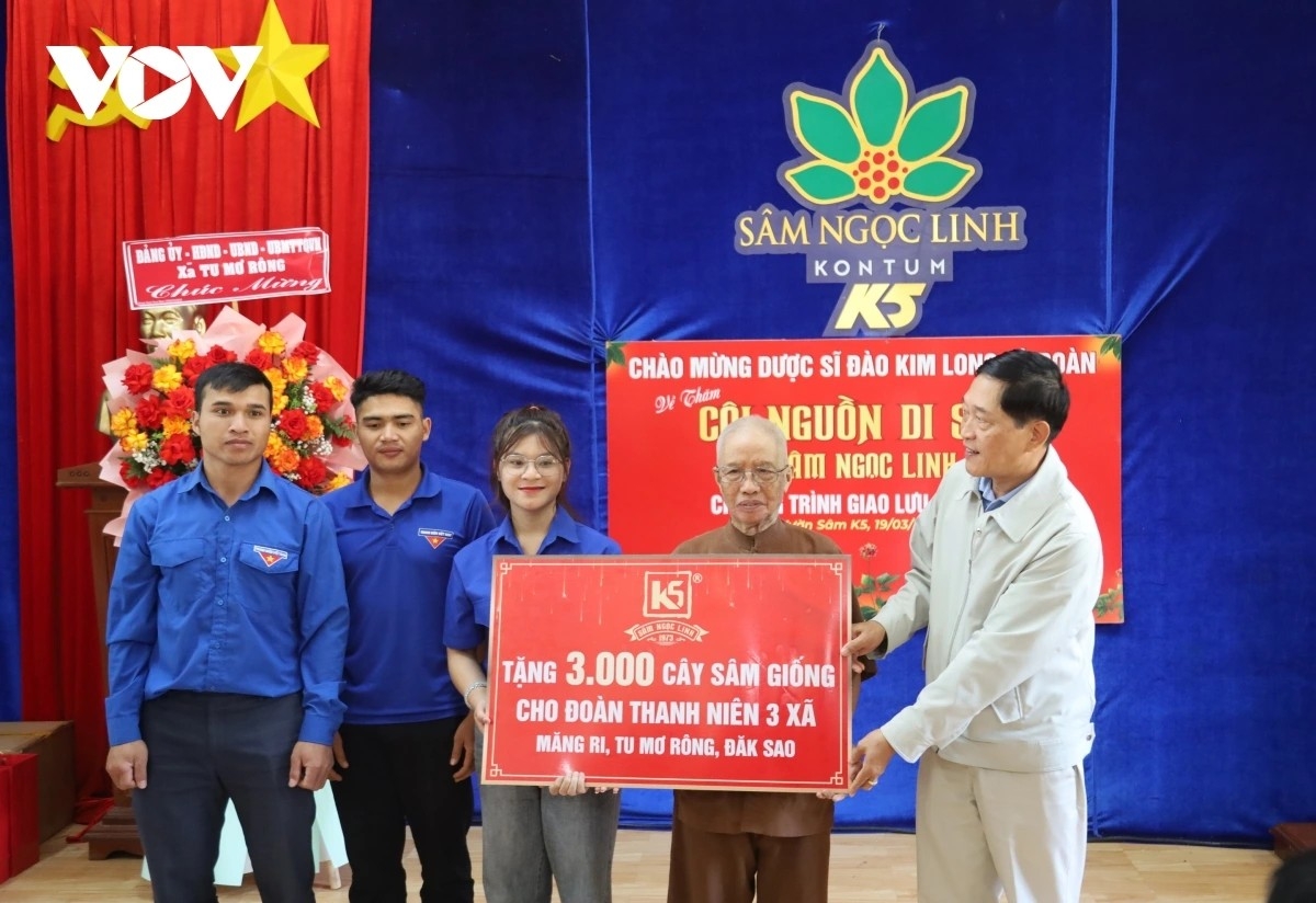 Tặng 3.000 cây sâm giống cho đoàn thanh niên các xã Tu Mơ Rông, Măng Ri và Đăk Sao.