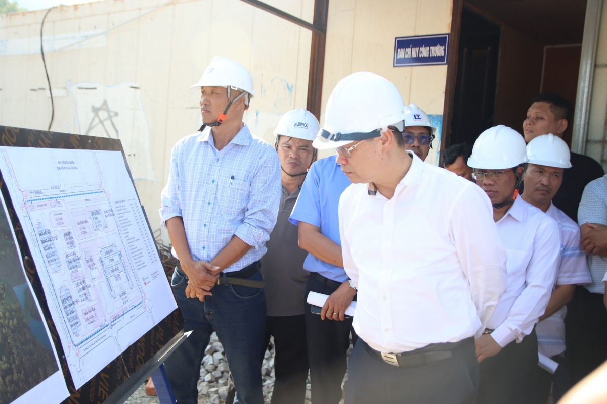 Phó Bí thư Thành ủy Nguyễn Mạnh Hùng kiểm tra thực tế công trình Trường phổ thông nội trú liên cấp Tiểu học và THCS xã Tây Giang. Ảnh: TRỌNG HUY