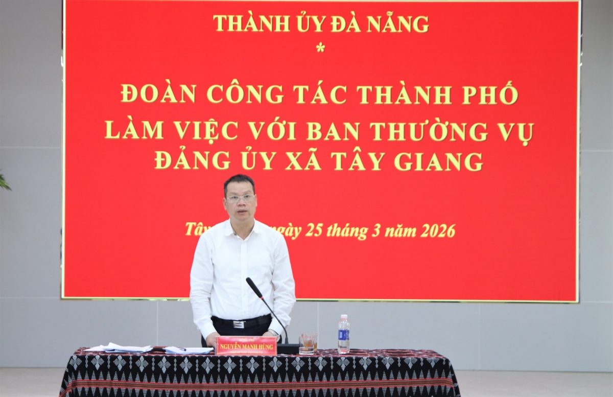 Phó Bí thư Thành ủy Nguyễn Mạnh Hùng chủ trì buổi làm việc với Ban Thường vụ Đảng ủy xã Tây Giang. Ảnh: TRỌNG HUY