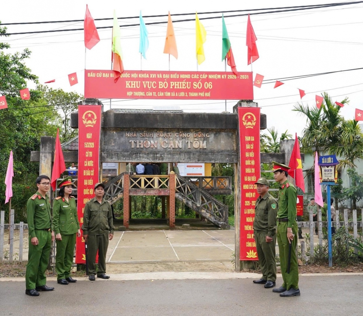Lực lượng Công an xã phối hợp với lực lượng tham gia bảo vệ ANTT ở cơ sở bảo vệ các điểm bầu cử.
