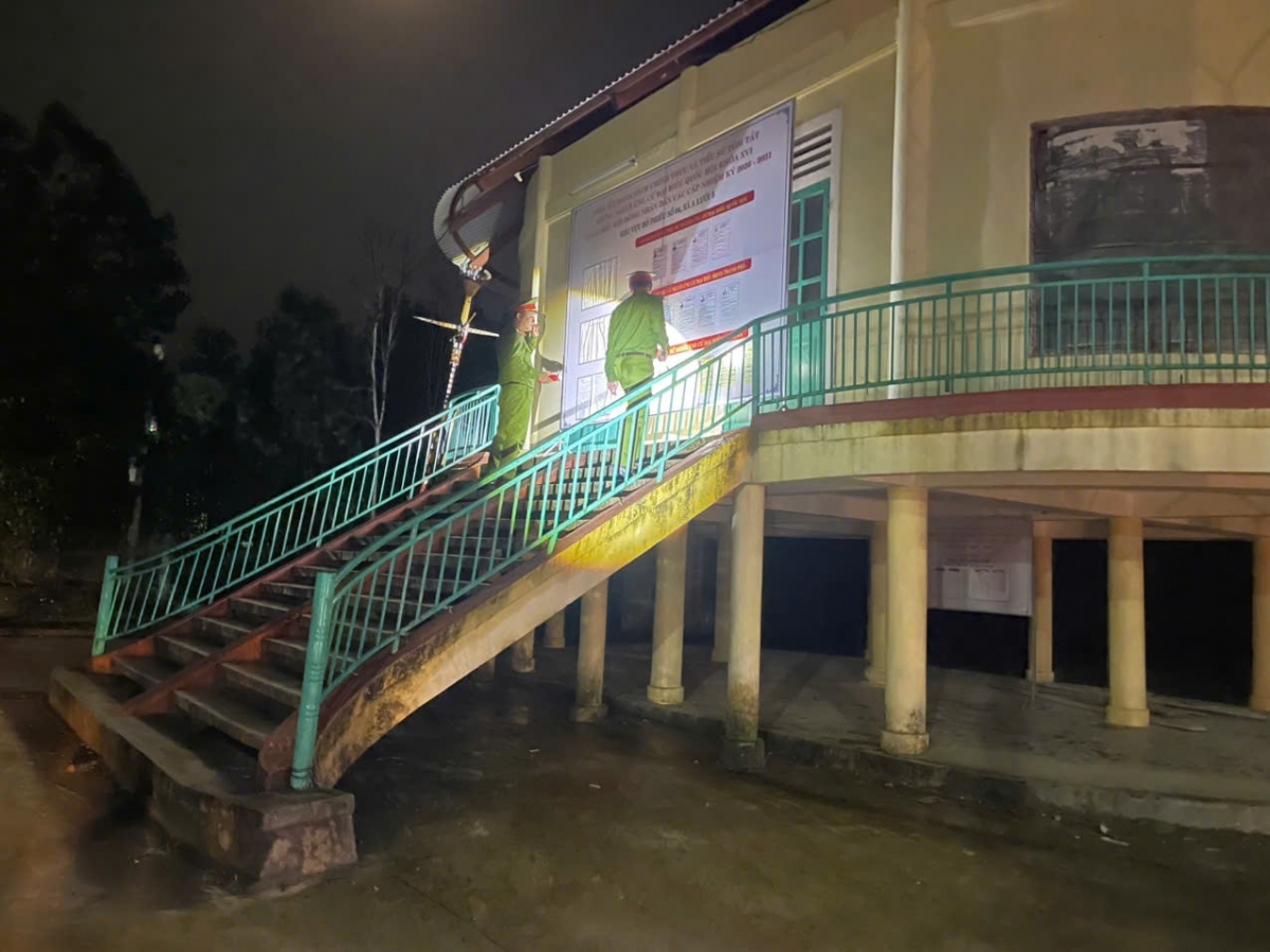 Công an xã A Lưới 5 tuần tra, kiểm tra các điểm niêm yết danh sách đại biểu và danh sách cử tri.