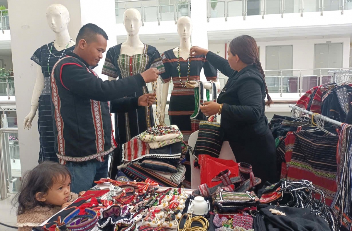 Ngoh Ka Hùng đi đo rơtế ƀă dêi kơdrâi vâ kơdrâi toh chôu phut pơchoh chêp ếo pơtâk