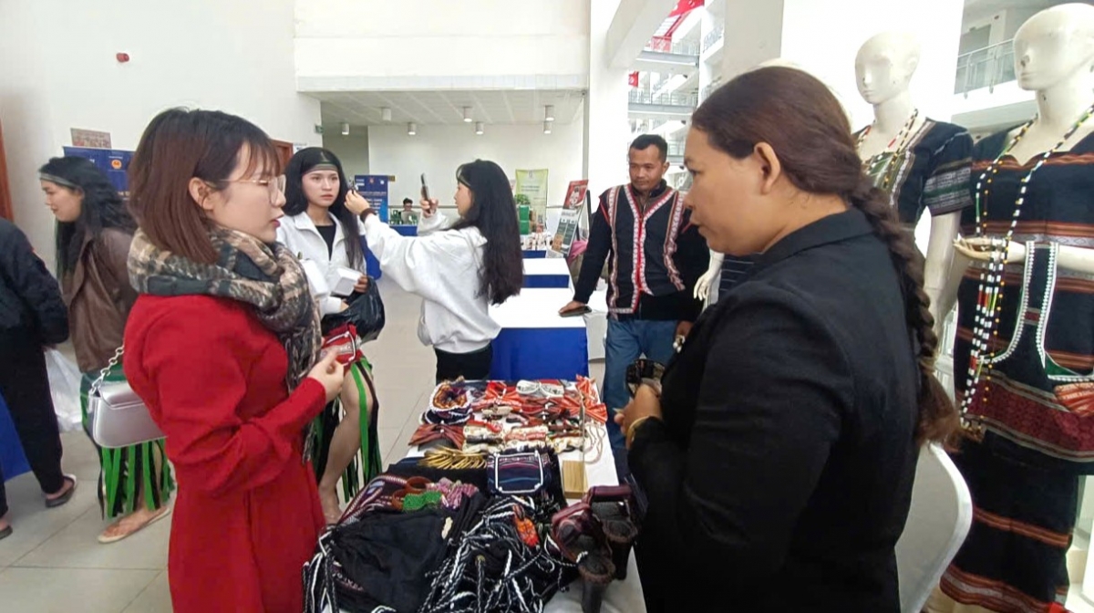 Rế hía rế hên ngế hâk vâ ếo pơtâk hdroâng kuăn ngo dêi Ka Thuân Minz