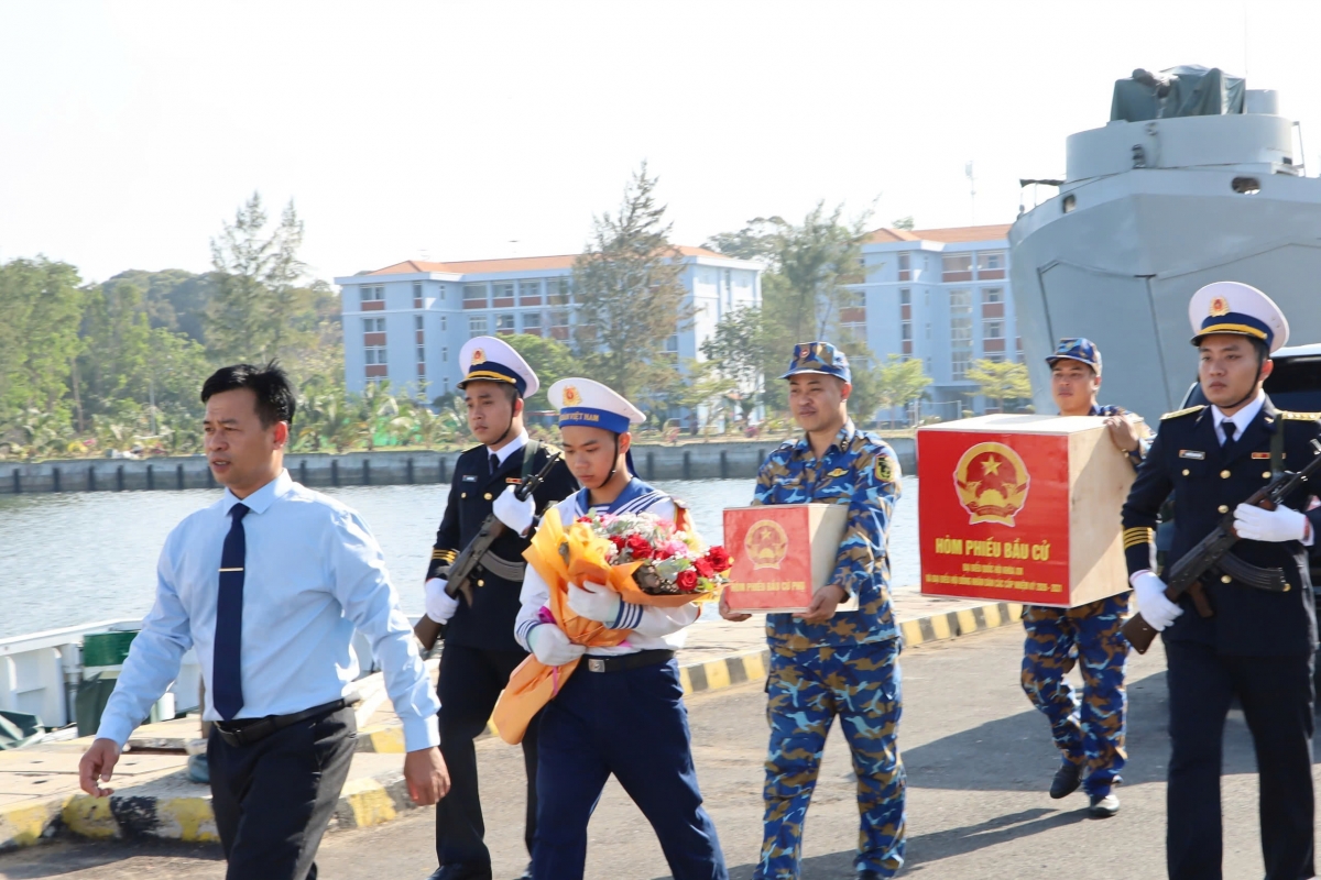 Ală mpồl lơh broă cèng thùng đùh sră tus tàm Tiah is ồn Trường Sa, càr Khánh Hoà