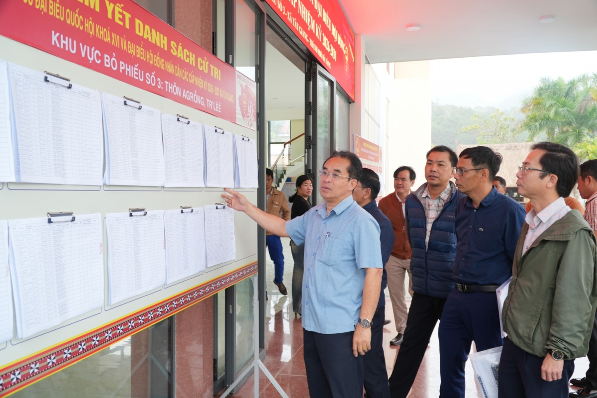 Phó Chủ tịch UBND thành phố Trần Anh Tuấn kiểm tra một khu vực bỏ phiếu bầu cử tại xã Tây Giang. Ảnh: THỊ BHỐ