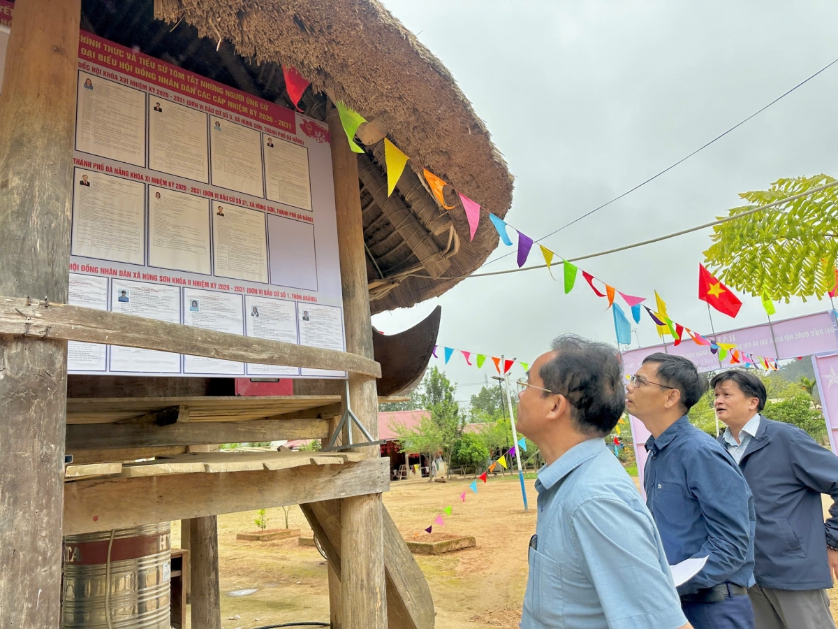 Phó Chủ tịch UBND thành phố Trần Anh Tuấn kiểm tra việc niêm yết danh sách đại biểu ứng cử tại thôn Arâng, xã Hùng Sơn. Ảnh: PARAI