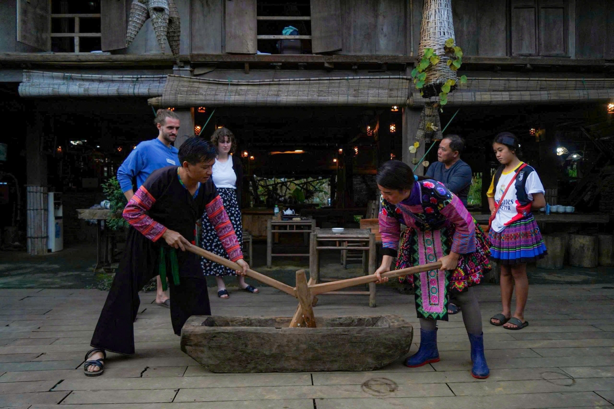 Các hoạt động trải nghiệm mang đậm nét văn hóa Mông như giã bánh dày