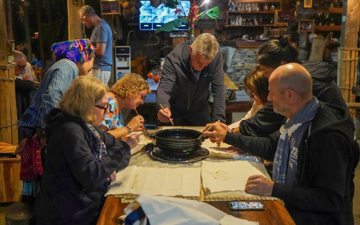 Vẽ sáp ong trên vải, làm giấy gió....