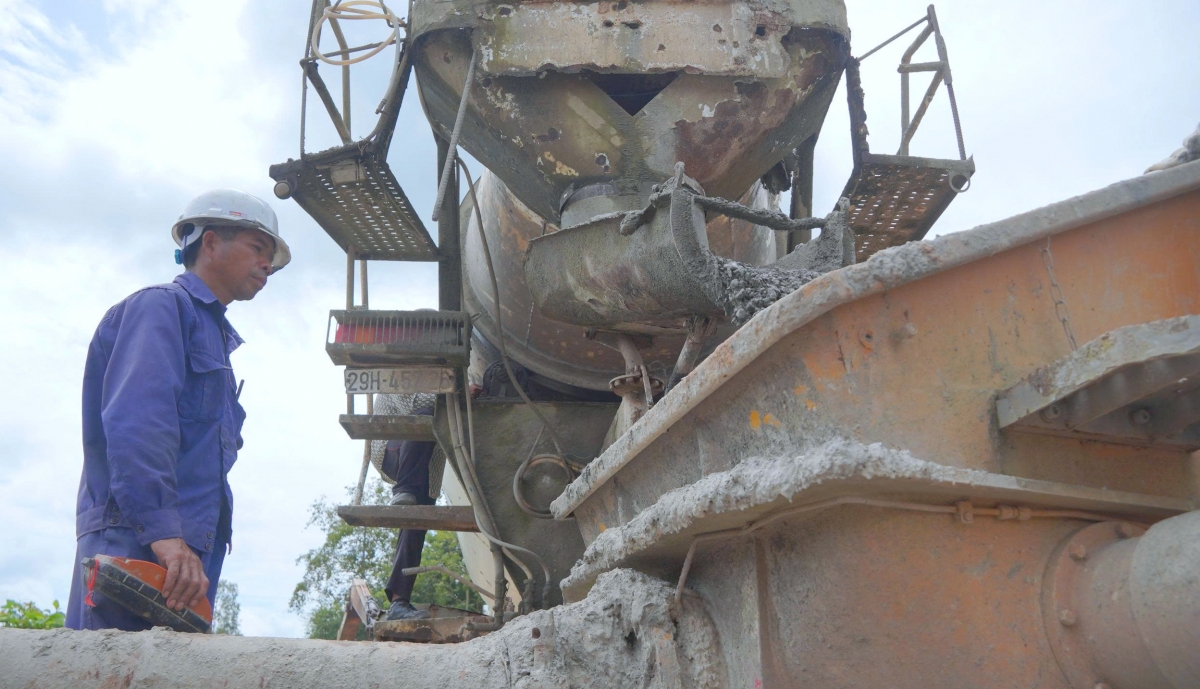 Mùa xuân về trên những đại công trường cao tốc miền Tây, khi máy móc vẫn rộn ràng “3 ca, 4 kíp”