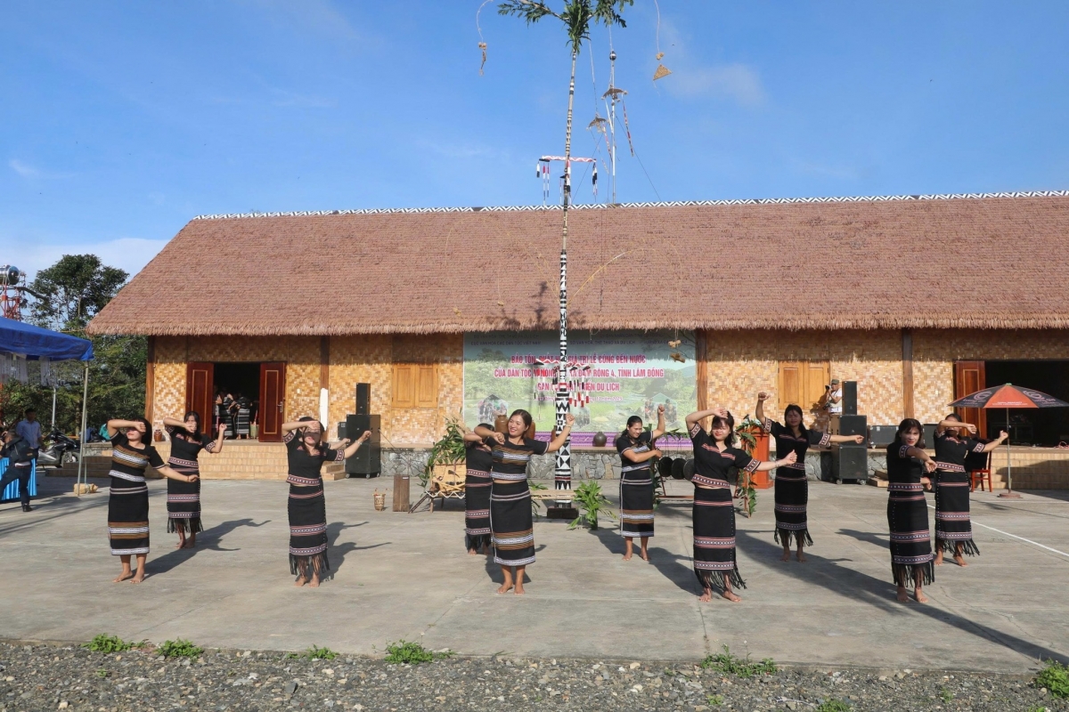 Hên khôi túa vêa vong dêi hdrông mơngế M’Nông vâi krâ a cheăm Đam Rông 4 dế vêh mơnhông