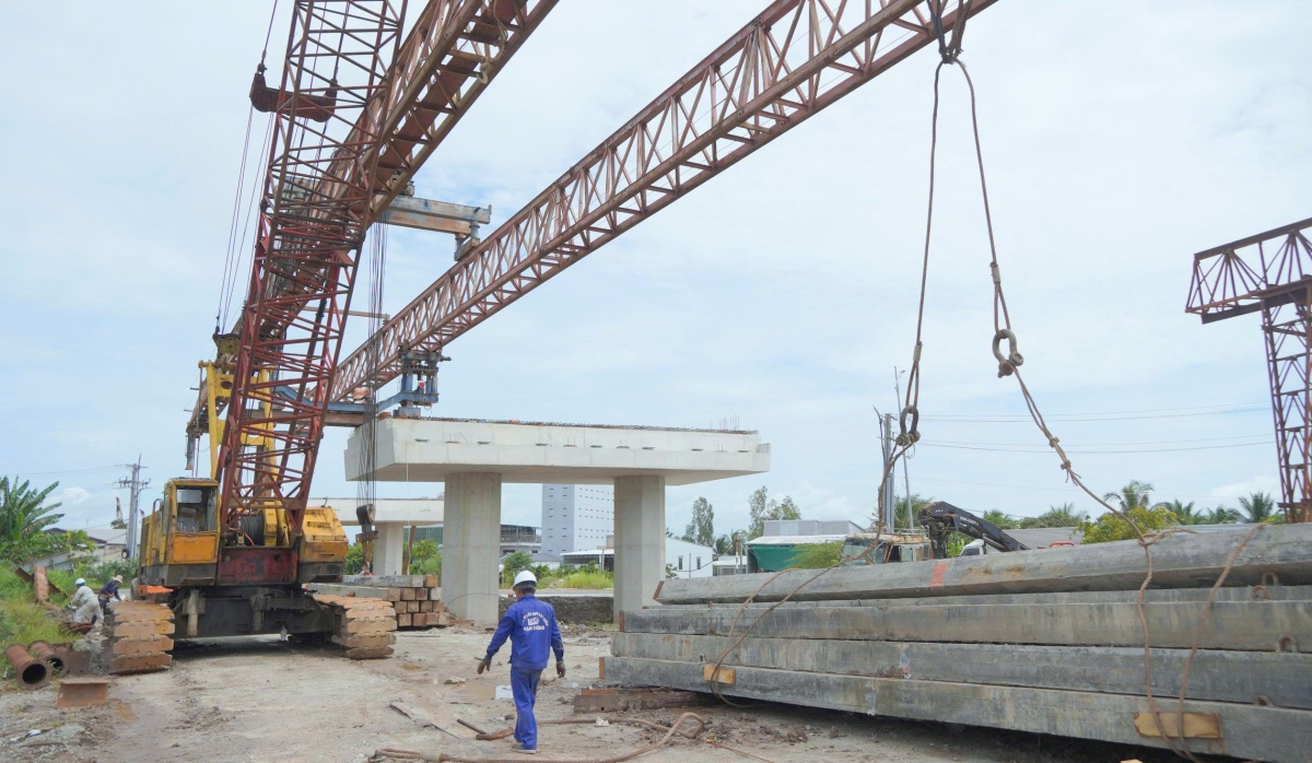 Những người thầm lặng góp phần hoàn thiện cao tốc miền Tây