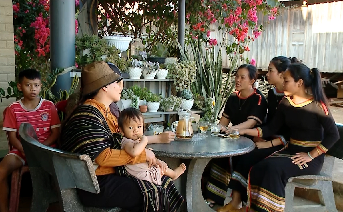 Các thành viên tổ bầu cử đến tuyên truyền tận nhà người dân.