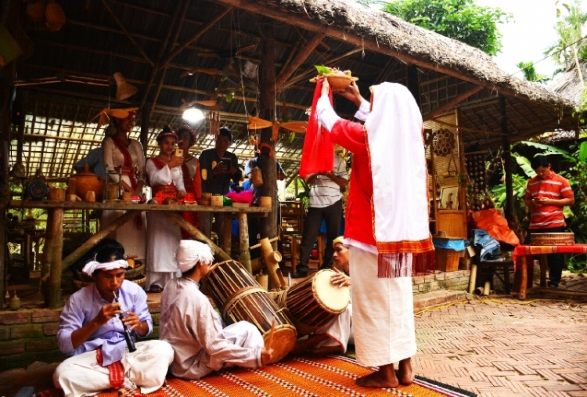 Ong Ka-ing tamia adat di Rija Negar