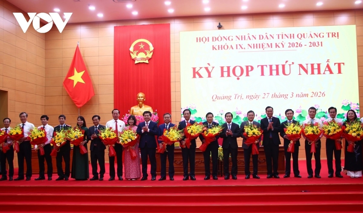 Lãnh đạo UBND tỉnh Quảng Trị và các Ủy viên Ủy ban Nhân dân tỉnh Quảng Trị ra mắt, nhận nhiệm vụ