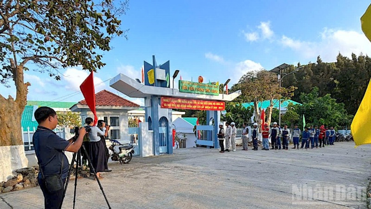 Palih ruah aval di dua kaoh pulao pacang khik di bhum Meraong Negar