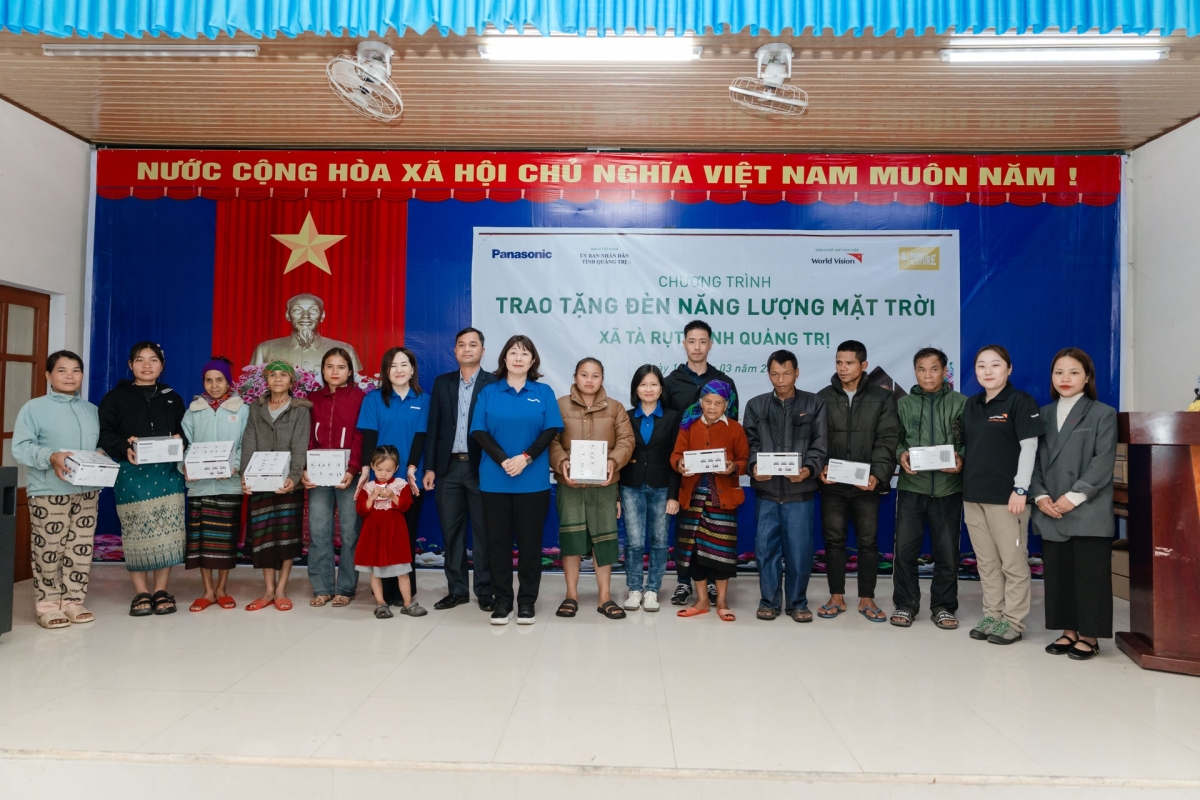 Panasonic đã trực tiếp trao đèn cho 100 hộ dân tại thôn Húc Nghì, xã Tà Rụt. Ảnh: diendandoanhnghiep.vn