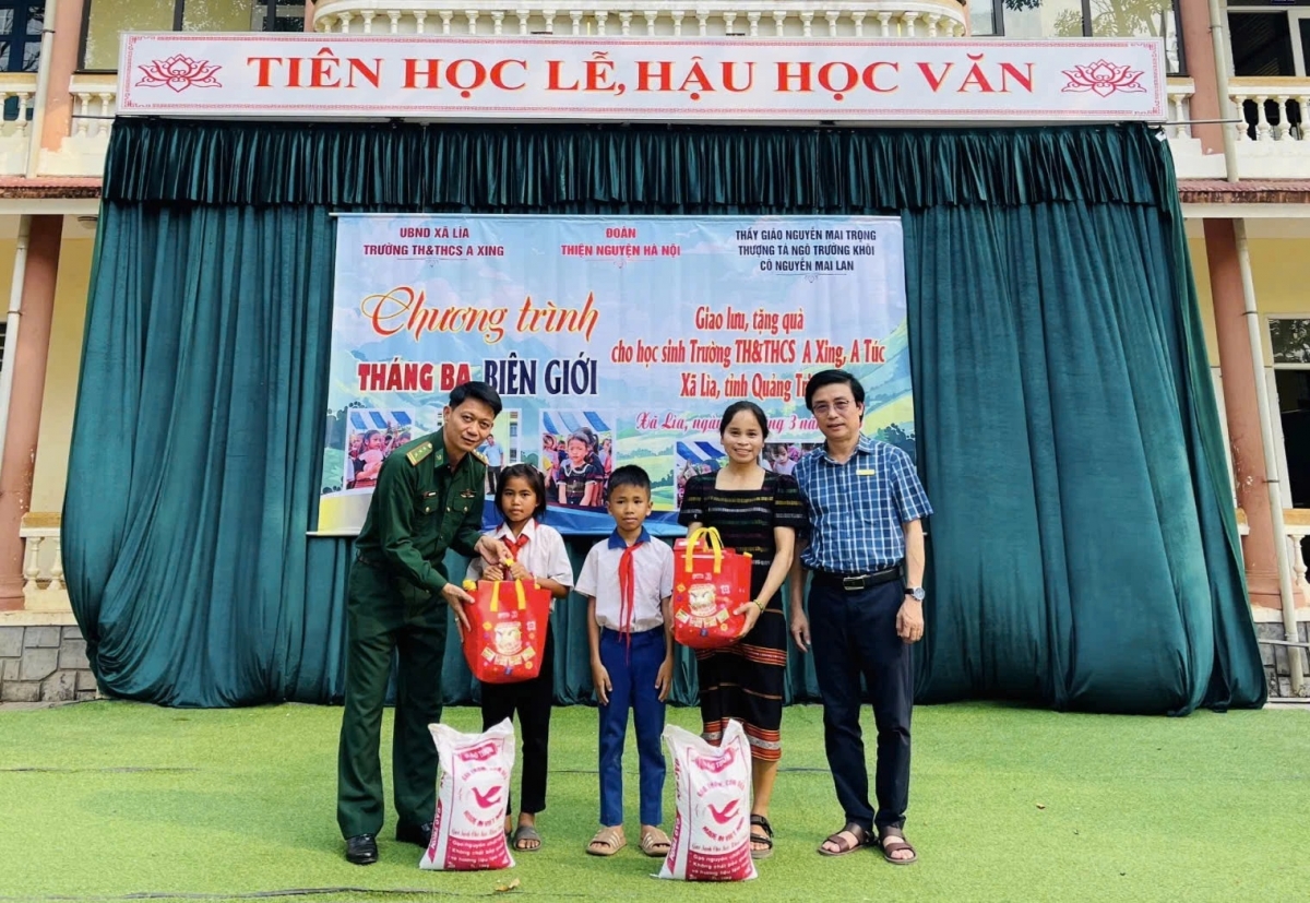 Trao quà hỗ trợ gia đình học sinh có hoàn cảnh khó khăn - Ảnh: K.S