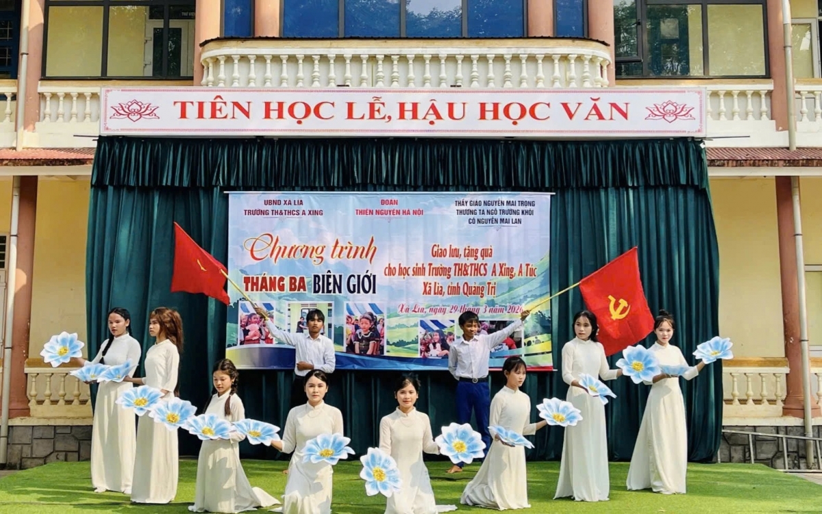 Tiết mục văn nghệ do các em học sinh biểu diễn chào mừng chương trình "Tháng ba biên giới" - Ảnh: K.S