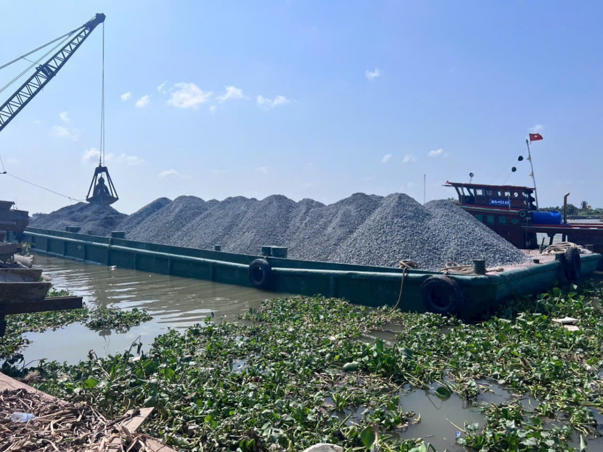 Rất khó khăn một doanh nghiệp tỉnh Đồng Tháp mới mua được sà lan cát từ địa phương khác về phục vụ các công trình