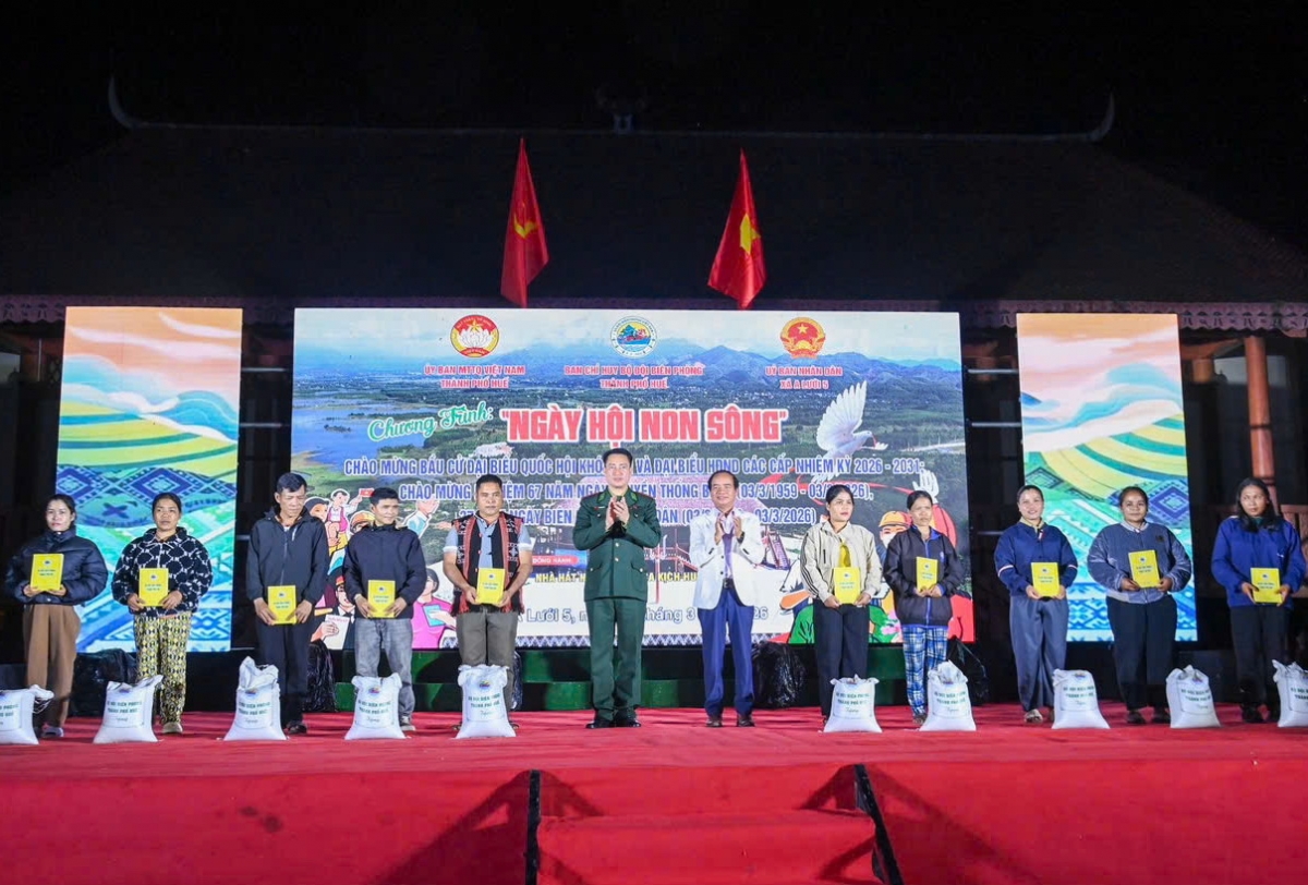 Bộ đội Biên phòng thành phố Huế trao 100 suất quà cho các gia đình chính sách và hộ dân có hoàn cảnh khó khăn trên địa bàn A Lưới.