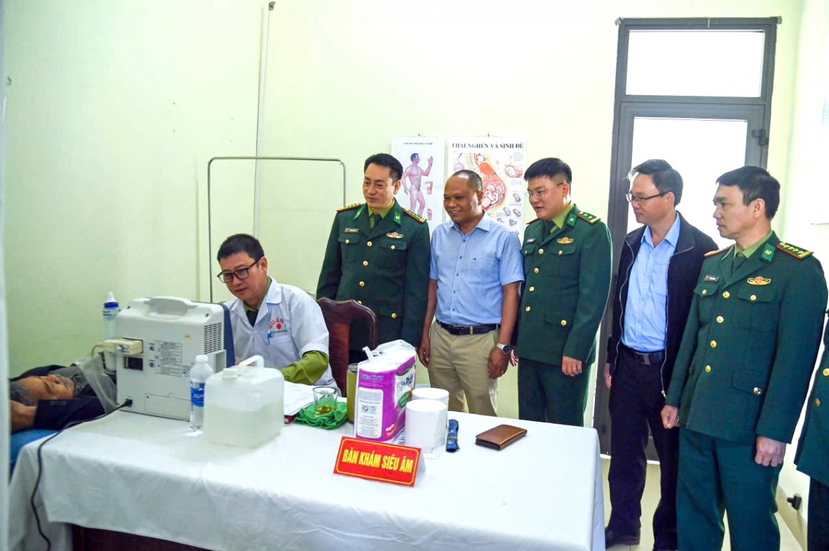 Các đơn vị phối hợp tổ chức khám, tư vấn sức khỏe, cấp phát thuốc miễn phí cho người dân.