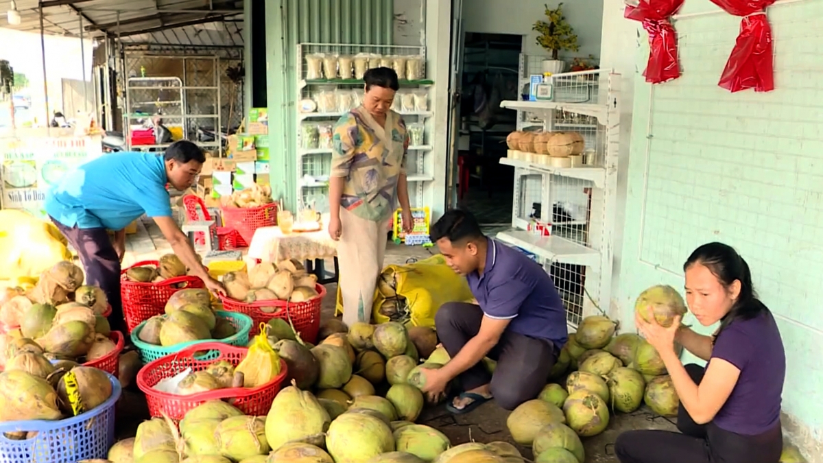 Shop dừa sáp Thi Thi của chị Thạch Thị Oanh Thi luôn nhộn nhịp