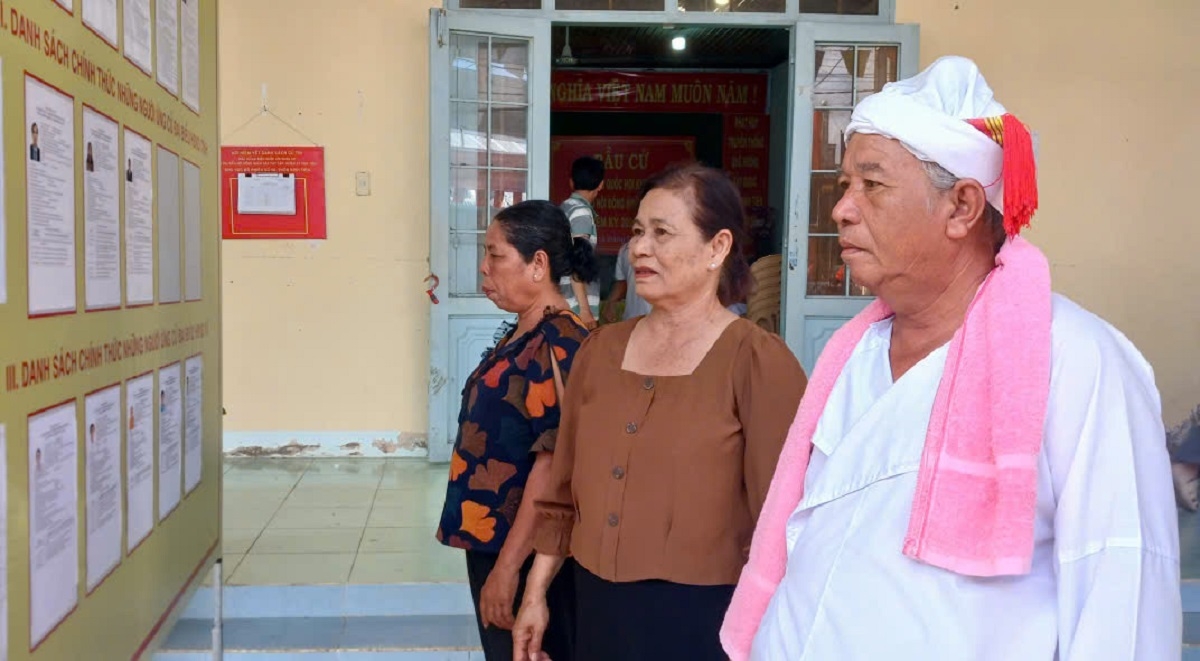 Ơi phơ̆t Huỳnh Cứng glăk pơđok tơlơi pơhing kơ ƀing tơbiă anăn ruah ngă khua mua