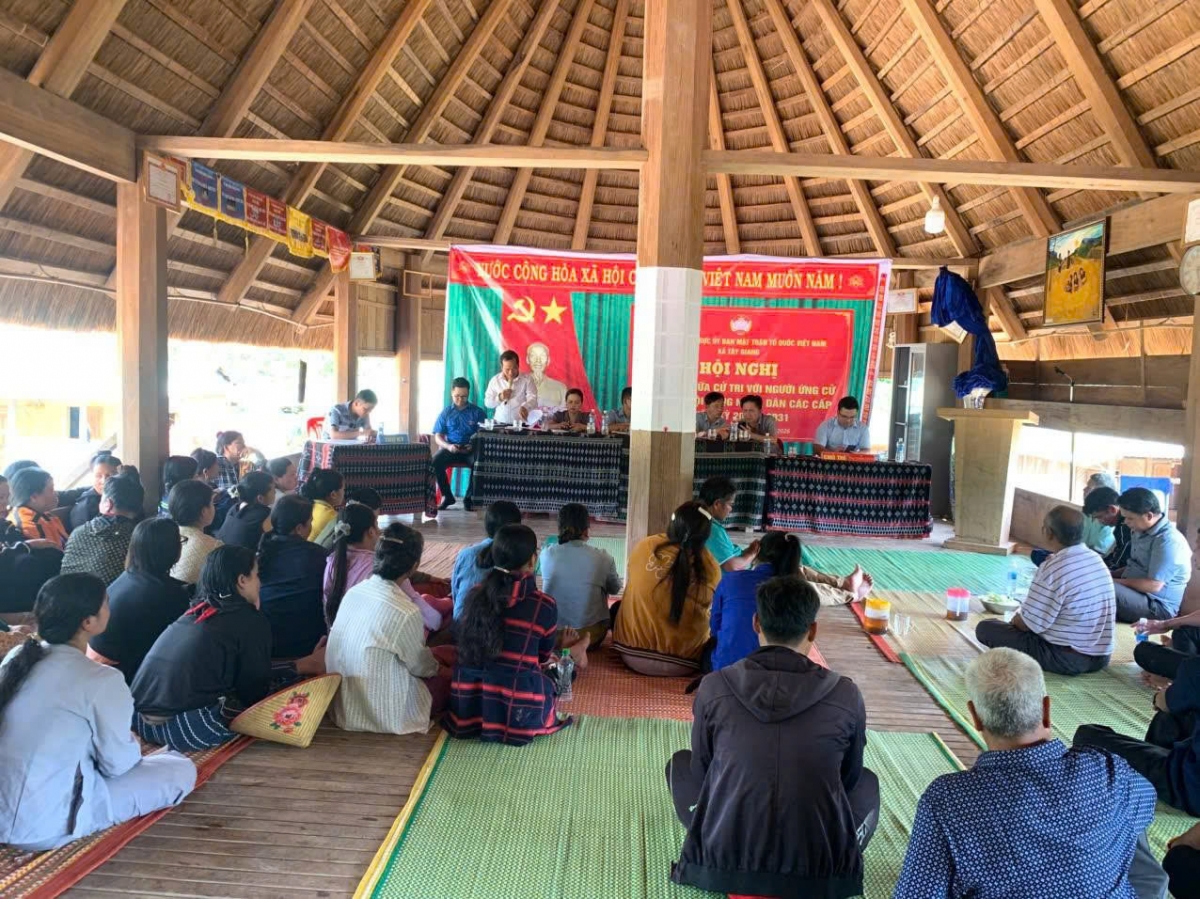 Xã Tây Giang tổ chức lấy ý kiến của cử tri. Ảnh Alăng Bhố 