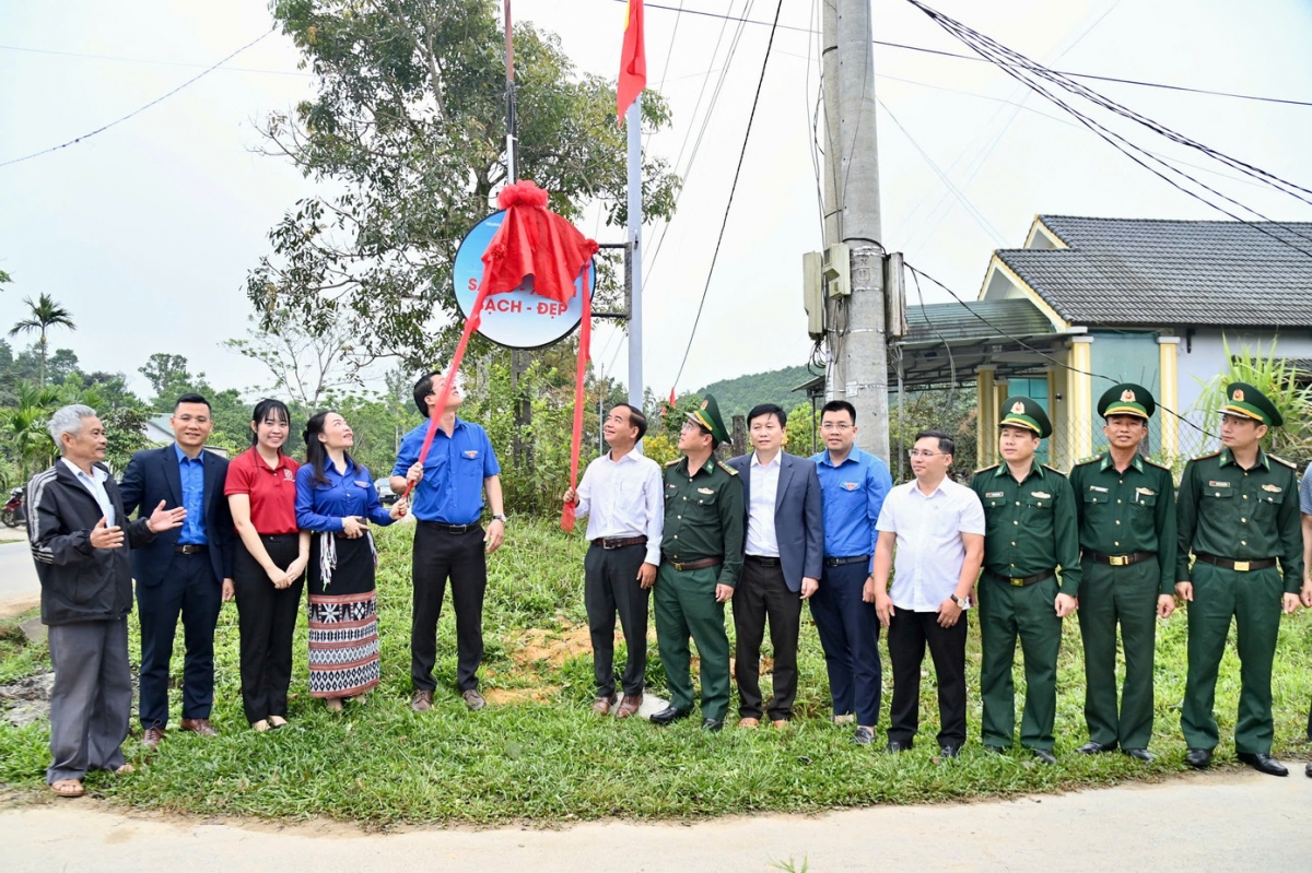Khánh thành công trình Đường cờ Tổ quốc và tuyến đường Sáng - xanh - sạch - đẹp tại xã A Lưới 3, TP. Huế.