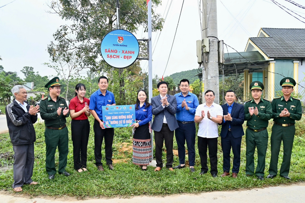 Trao tặng công trình Ánh sáng đường biên và Đường cờ Tổ quốc.