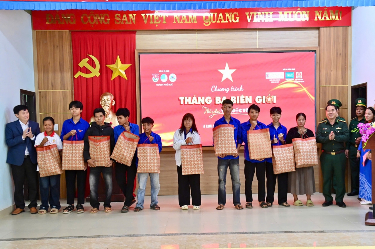 Tặng quà cho học sinh, đồng bào vùng cao biên giới, vùng dân tộc thiểu số A Lưới.