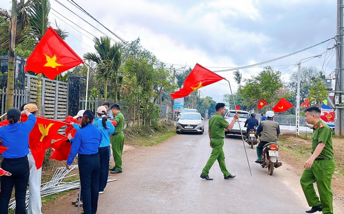 Trong cờ Ngih dak geh mom ndăm chŭt yông