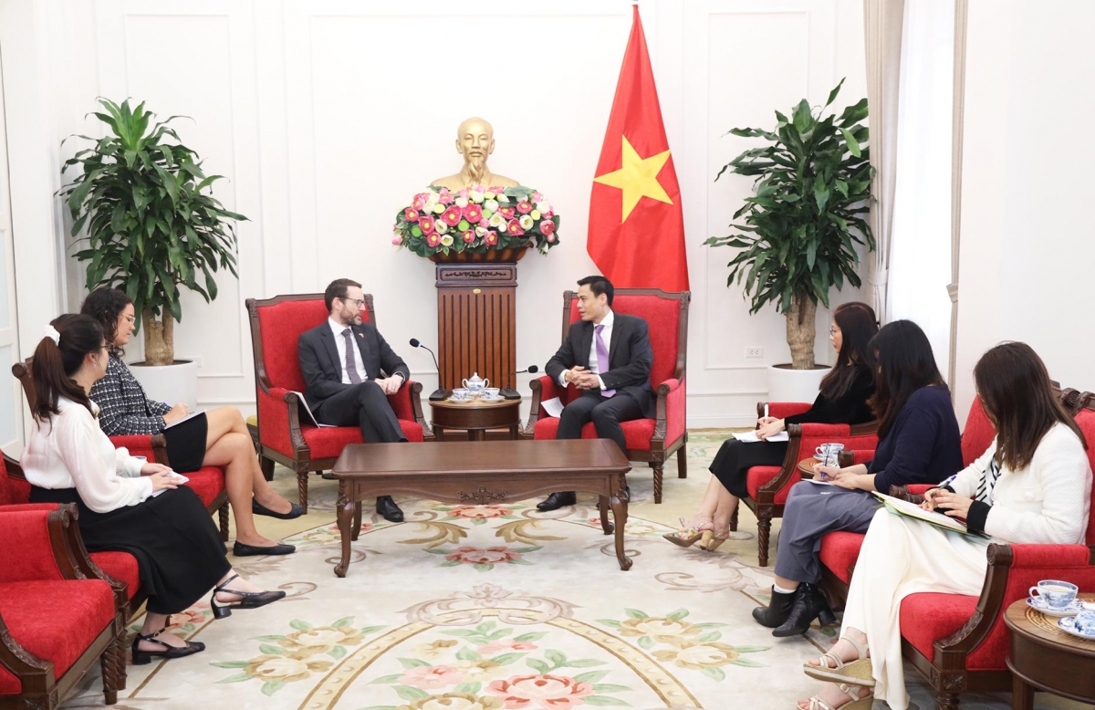 Thứ trưởng Ƀộ Cribơyai broă mờ lơgar ndai ồng Đặng Hoàng Giang wă Kwang atbồ Anih lơh broă ala măt lơgar Anh