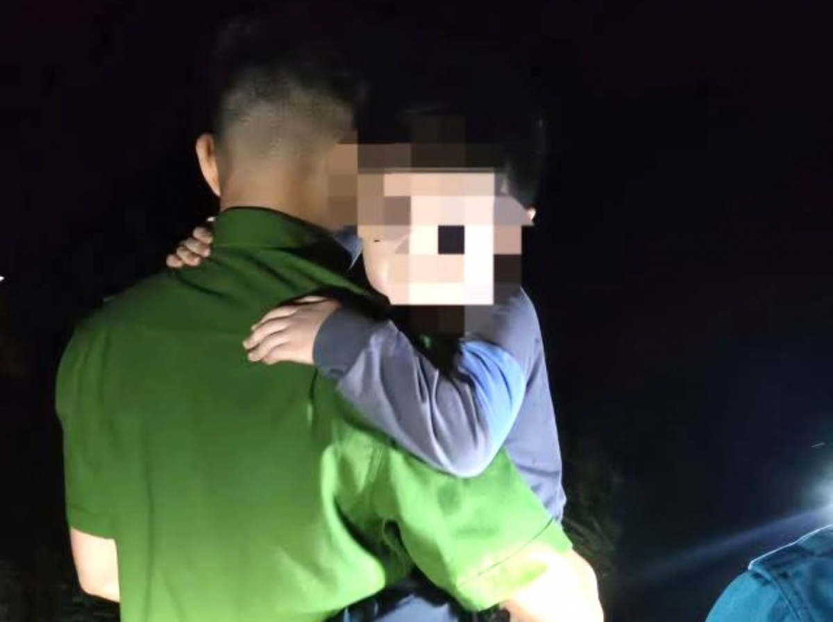 Cháu bé được tìm thấy trong tình trạng hoảng loạn
