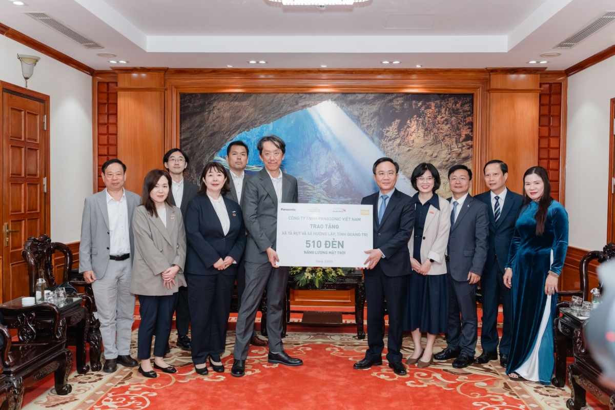 Tổng Giám đốc Panasonic Việt Nam trao tặng tượng trưng 510 đèn cho Phó Chủ tịch UBND tỉnh Quảng Trị. Ảnh: diendandoanhnghiep.vn