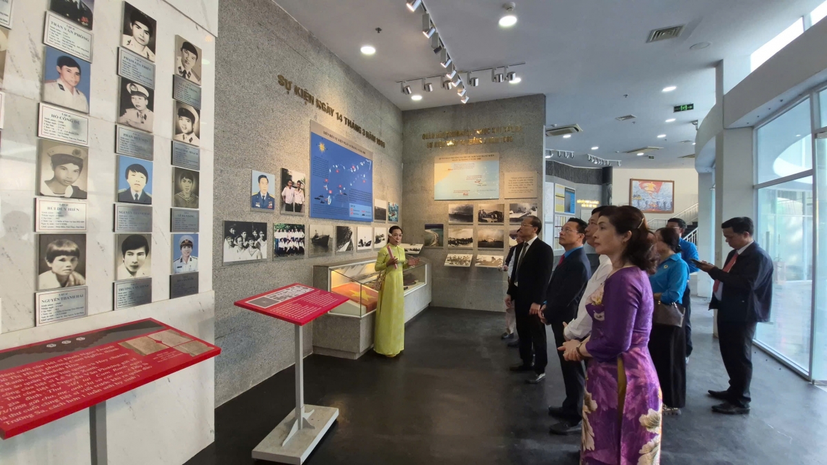 
Hơnih mong răk lơ̆m trôm mong răk rim tơmam drăm kăl kơ rim ƀô̆ đô̆i lôch dŏng teh đak.