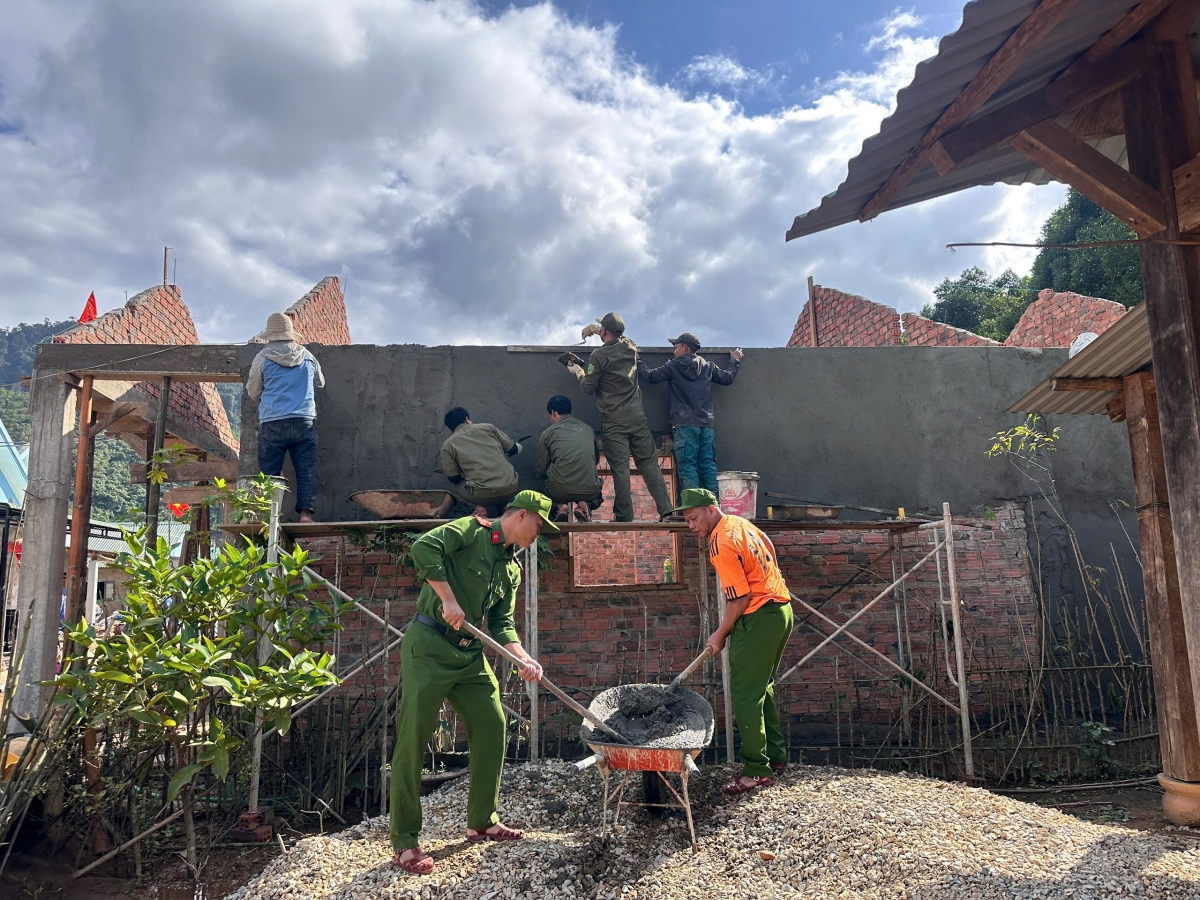 Công an giúp dân dựng nhà