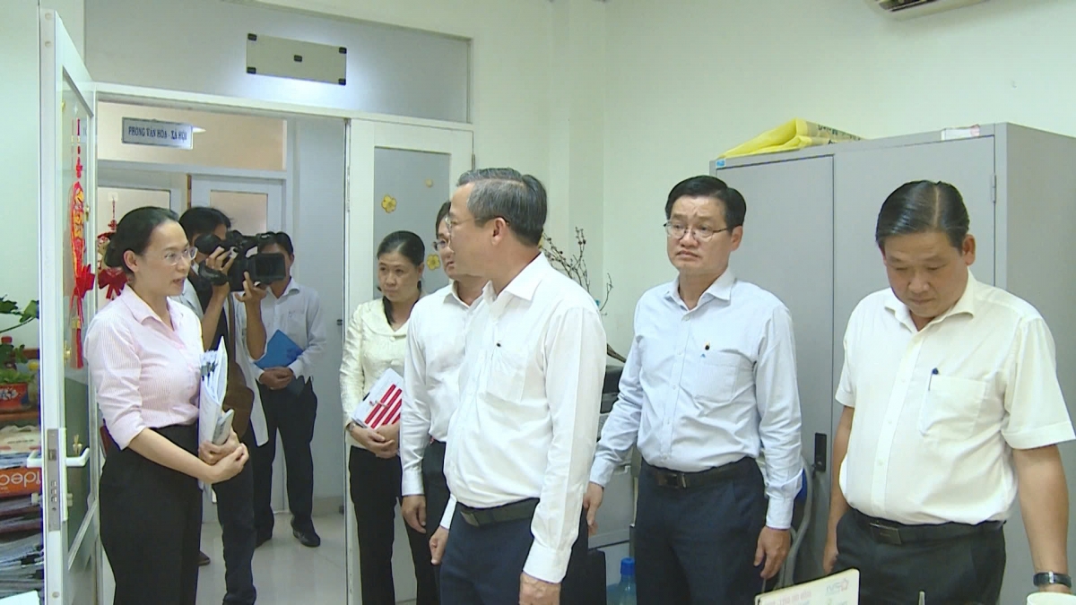 Ông Trương Cảnh Tuyên- Phó Bí thư Thành ủy, Chủ tịch UBND thành phố Cần Thơ, Phó Trưởng Ban Chỉ đạo công tác bầu cử thành phố kiểm tra công tác chuẩn bị bầu cử